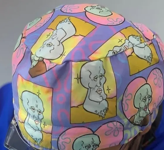 Gorro estampado de Calamardo en uso durante un procedimiento