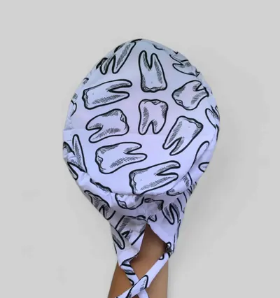 Gorro con estampado de molares en blanco y negro