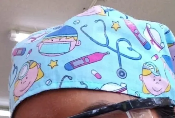 Gorro con estampado infantil de instrumentos dentales